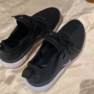 Nike women’s Acalme shoes size 9 black